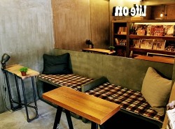 シンプルな木質を基調としたスタイルで、グリーンが飾られたオシャレな店内。
