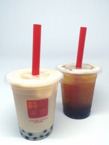 左:ミルクラテ(税込500円)右:ストレートティー(税込450円