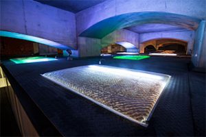 《By Night With Wave》収納袋、LEDライト、水、2016
