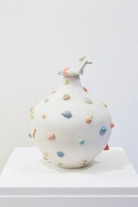 《取り残された夢をのぞく》半磁器、2016